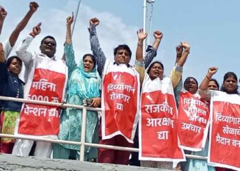 मुंबईत आमदार निवास इमारतीच्या छतावर दिव्यांग बांधवांनी उन्हात केले लक्षवेधी आंदोलन