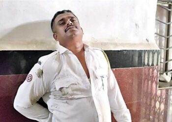 एका ३२ वर्षीय युवतीने वाहतूक पोलिसाला केली मारहाण; महिला ताब्यात