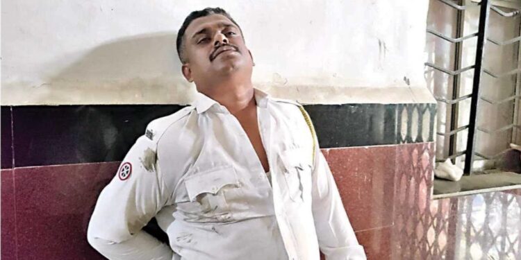 एका ३२ वर्षीय युवतीने वाहतूक पोलिसाला केली मारहाण; महिला ताब्यात