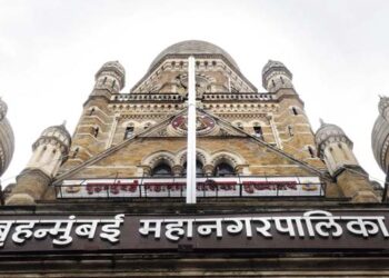 भ्रष्टाचाराचे आणि फौजदारी स्वरुपाचे आरोप असलेल्या ९६ पालिका अधिकाऱ्यांना मुंबई महापालिकेने पुन्हा घेतले सेवेत