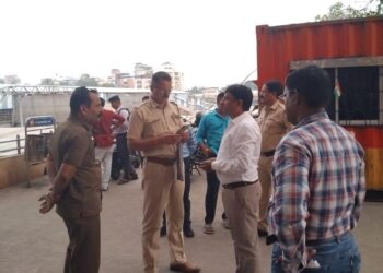 अनधिकृतपणे ठाणे रेल्वेस्थानक परिसरातील फेरीवाल्यांवर महापालिकेची कारवाई