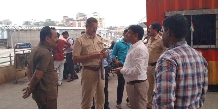 अनधिकृतपणे ठाणे रेल्वेस्थानक परिसरातील फेरीवाल्यांवर महापालिकेची कारवाई