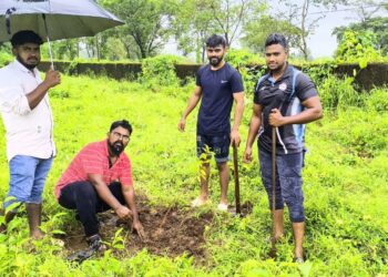 ग्रामस्थाच्या सहभागाने ‘एक झाड आईच्या नावे’ उपक्रमांतर्गत वृक्षारोपण