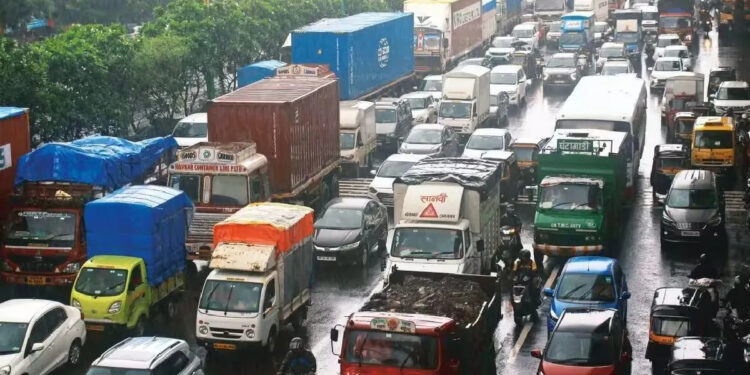 अवजड वाहन उलटल्यामुळे घोडबंदर जाम