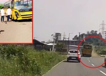 शाळेच्या बसला पाली-खोपोली महामार्गावर बाईकची धडक, तिघांचा जागीच मृत्यू