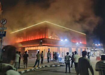 पुण्यातील मंडई मेट्रो स्टेशनला लागली मध्यरात्री भीषण आग