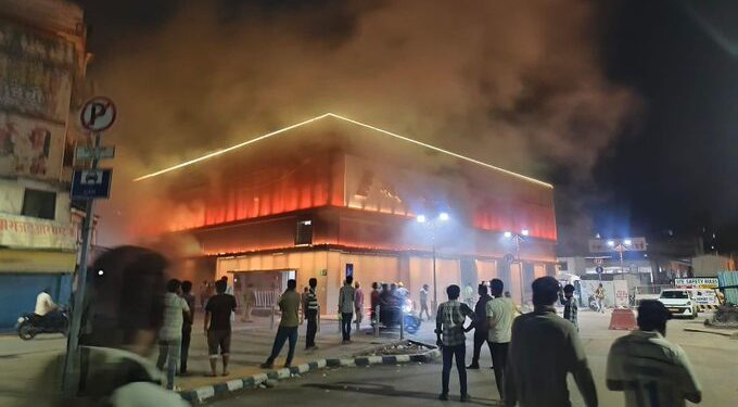 पुण्यातील मंडई मेट्रो स्टेशनला लागली मध्यरात्री भीषण आग