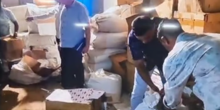 कर्जत तालुक्यातील सांगवीत बनावट सिगारेट बनवणाऱ्या कारखान्यावर पोलिसांचा छापा