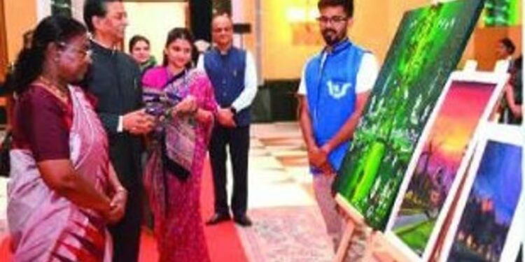 विक्रमगडमधील आदिवासी वारली चित्रकारांचा राष्ट्रपतींकडून सन्मान !
