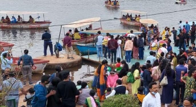 दिवाळीच्या सलग सुट्यांमुळे महाबळेश्वर गुलाबी थंडीत पर्यटकांनी बहरले !