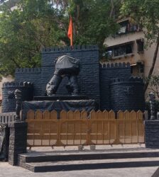 मुख्यमंत्र्यांच्या मतदार संघात विशेष निधीतून उभारलेले छत्रपती संभाजी महाराज यांचे शौर्य स्मारक आचारसंहितेच्या कचाट्यात