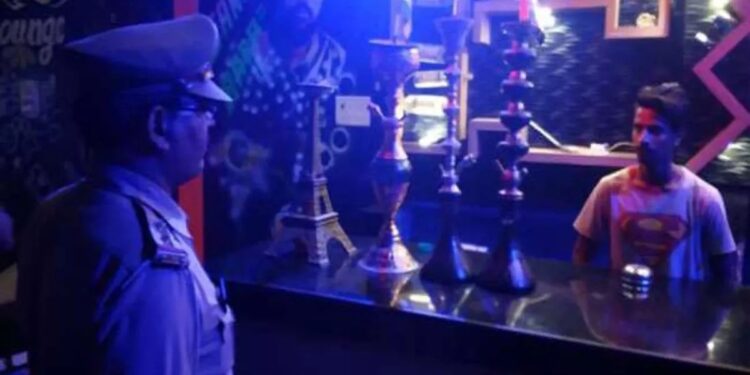 पुणे-बंगलोर महामार्गावरील हॉटेल रिपल्स मधील हुक्का पार्लर खंडणी विरोधी पथकाची कारवाई