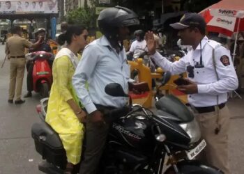 राज्यात दुचाकीवर मागे बसणाऱ्यालाही हेल्मेट सक्ती; वाहतूक विभागाचे आदेश जारी