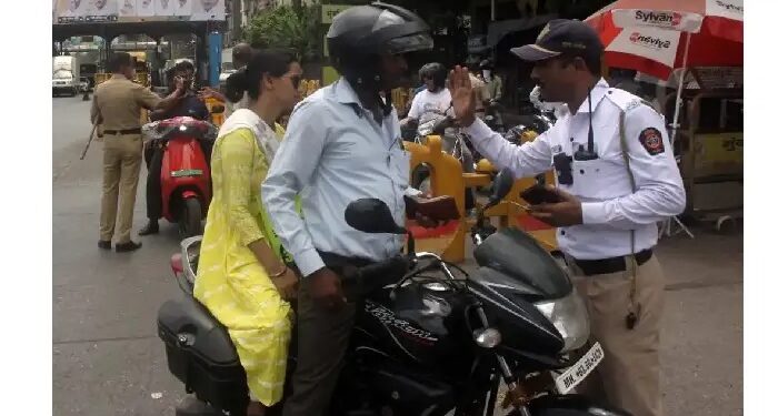 राज्यात दुचाकीवर मागे बसणाऱ्यालाही हेल्मेट सक्ती; वाहतूक विभागाचे आदेश जारी