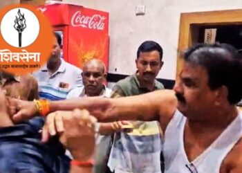 शिवसेनेच्या आमदाराकडून कॅन्टीनमधील कर्मचाऱ्याला मारहाण, कोणी काही खाल्लं तर..