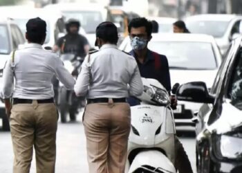 मोबाईलने वाहनांचे छायाचित्र काढणाऱ्या वाहतूक पोलिसांवर कारवाईचे आदेश