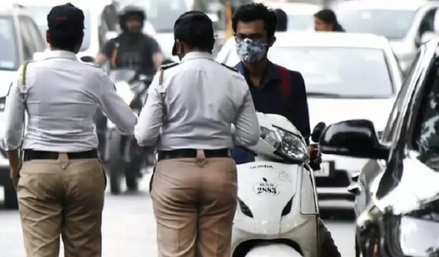 मोबाईलने वाहनांचे छायाचित्र काढणाऱ्या वाहतूक पोलिसांवर कारवाईचे आदेश