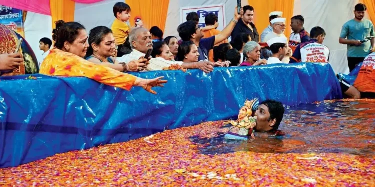 गणेशमूर्तींचे कृत्रिम तलावात विसर्जन करण्यास भाईंदरमधील गावकऱ्यांचा विरोध