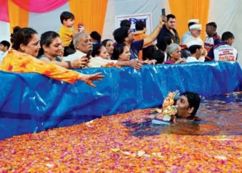 गणेशमूर्तींचे कृत्रिम तलावात विसर्जन करण्यास भाईंदरमधील गावकऱ्यांचा विरोध