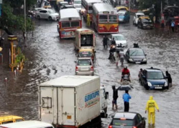 मिठी नदीने धोक्याची पातळी ओलांडली, सर्व चौपाट्या पर्यटकांसाठी बंद