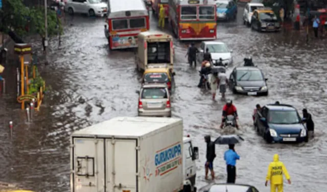 मिठी नदीने धोक्याची पातळी ओलांडली, सर्व चौपाट्या पर्यटकांसाठी बंद