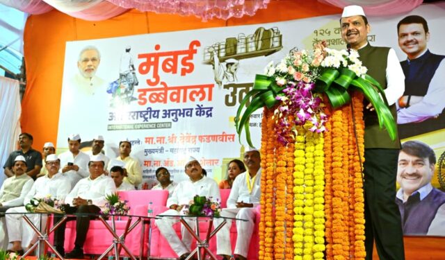 मुंबईच्या डबेवाल्यांना २५ लाखांत ५०० चौरस फुटांचे मिळणार घर- मुख्यमंत्री देवेंद्र फडणवीस यांची घोषणा
