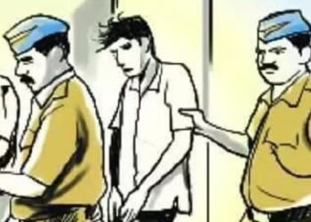 कारागृहातून सुटलेल्या आरोपीचा पोलिसांवर हल्ला, दोन पोलीस गंभीर जखमी