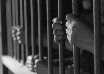 कुर्ला ते कल्याणदरम्यान सोन्याचा ऐवज लुटणाऱ्या दोन चोरट्यांच्या टोळीला अटक