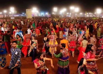 नवरात्रीत गरबा फक्त हिंदूंसाठीच; कार्यक्रमांमध्ये प्रवेशासाठी आधारकार्ड अनिवार्य