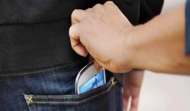 कल्याण रेल्वे स्थानकात चोरीच्या वाढत्या घटना; चार तासात २ फोन चोरी