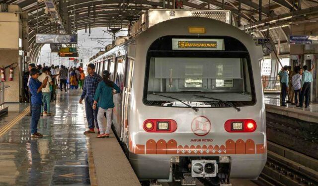 सरकारचा मोठा निर्णय: मेट्रोत आता रिल्स, व्हिडिओ बनवण्यास बंदी