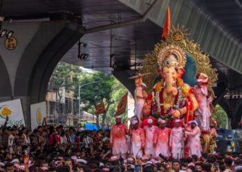 लालबागचा राजाच्या विसर्जन मिरवणुकीत १०० गणेशभक्तांचे फोन चोरीला, १२ आरोपी ताब्यात