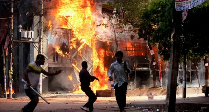 बांग्लादेशात हिंसक जमाव आक्रमक; तीन दर्गे जळून खाक, एकाचा मृत्यू तर २२ जण गंभीर जखमी