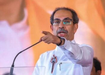 दिवाळीपूर्वी शेतकऱ्यांच्या खात्यात १ लाख रुपये जमा करा, उद्धव ठाकरेंचे मुख्यमंत्री देवेंद्र फडणवीस यांना आव्हान