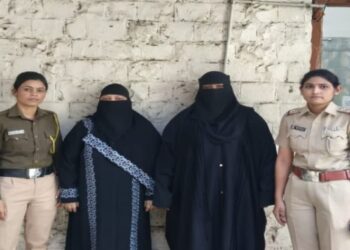 IPS अधिकारी असल्याचं सांगून दुकानदाराची फसवणूक, ४५ हजारांच्या मुद्देमालासह मायलेकीच्या टोळीला अटक