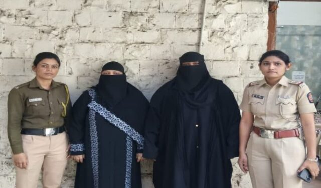 IPS अधिकारी असल्याचं सांगून दुकानदाराची फसवणूक, ४५ हजारांच्या मुद्देमालासह मायलेकीच्या टोळीला अटक