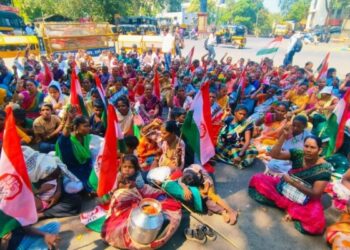 ठाण्यात महापालिकेच्या कारवाईविरोधात आदिवासी कुटुंबांचे आंदोलन; जिल्हाधिकाऱ्यांकडे पुनर्वसनाची मागणी