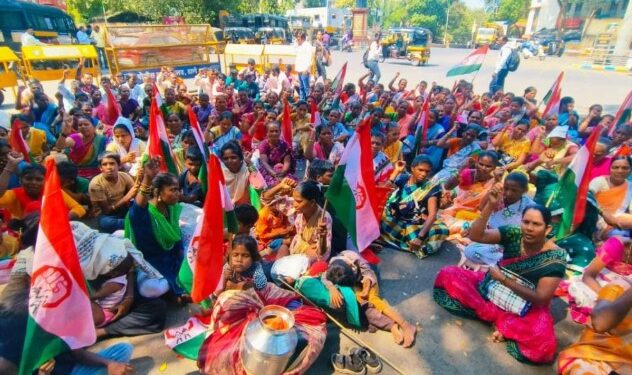 ठाण्यात महापालिकेच्या कारवाईविरोधात आदिवासी कुटुंबांचे आंदोलन; जिल्हाधिकाऱ्यांकडे पुनर्वसनाची मागणी