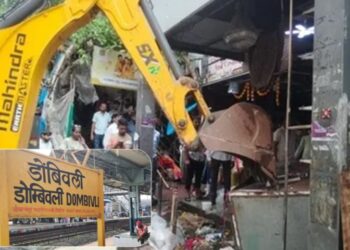सुट्टीच्या दिवशी पालिकेची धडक कारवाई; रेल्वे स्थानक परिसर केला फेरीवाला मुक्त!