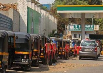 मुंबईत सीएनजी पुरवठा खंडित, वाहनांच्या लांबच लांब रांगा