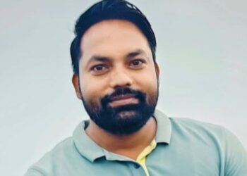 धक्कदायक! क्रिकेट खेळताना तरुणाचा मैदानावरच मृत्यू