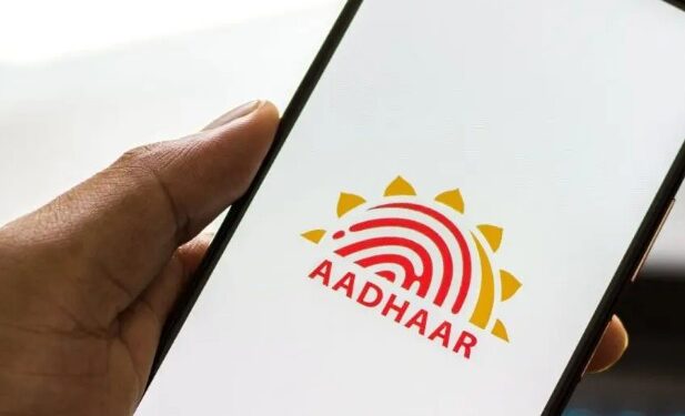 आधारकार्डच्या माध्यमातून दिली जाणारी जन्म प्रमाणपत्रे रद्द करा, राज्य सरकारचा आदेश