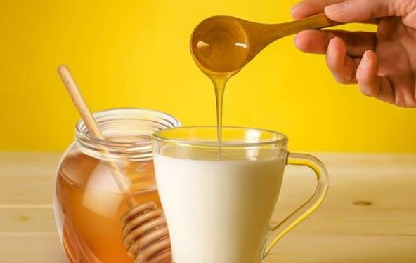 दुधात मध मिसळून पिण्याचे कोणते फायदे? जाणून घ्या..