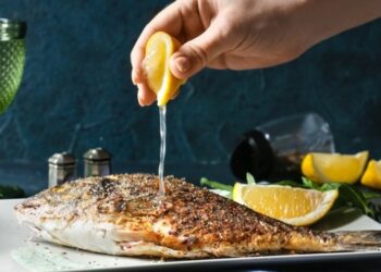 जेवणावर लिंबू पिळण्याचे आरोग्यदायी फायदे