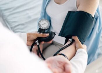 BPचा त्रास कमी करण्यासाठी रोज रात्री झोपताना करा या ३ पेयांचं सेवन