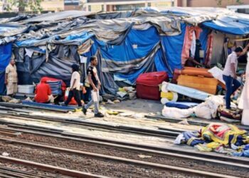 कुर्ला-ट्रॉम्बे रेल्वेमार्गावरील झोपडीधारकांवर टांगती तलवार, ३१०० झोपड्यांना हटावाची नोटिस