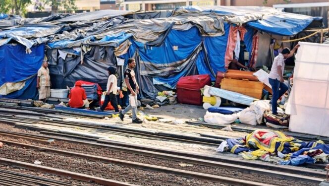 कुर्ला-ट्रॉम्बे रेल्वेमार्गावरील झोपडीधारकांवर टांगती तलवार, ३१०० झोपड्यांना हटावाची नोटिस