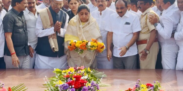 उपमुख्यमंत्री सुनेत्रा अजित पवार यांनी प्रितीसंगमावर केले स्व. यशवंतराव चव्हाण यांना अभिवादन