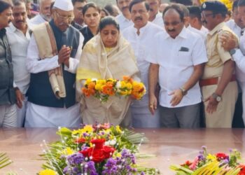 उपमुख्यमंत्री सुनेत्रा अजित पवार यांनी प्रितीसंगमावर केले स्व. यशवंतराव चव्हाण यांना अभिवादन