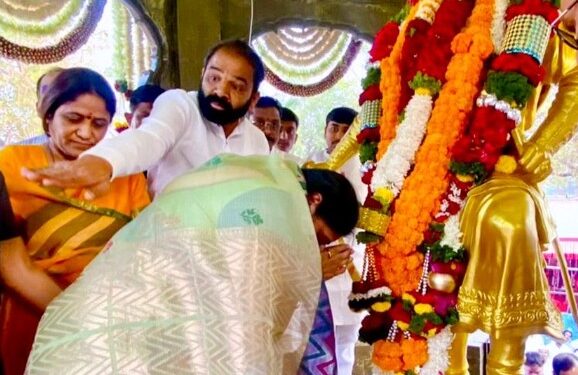 उपमुख्यमंत्री सुनेत्रा पवार छत्रपती शंभूराजांच्या चरणी लीन!